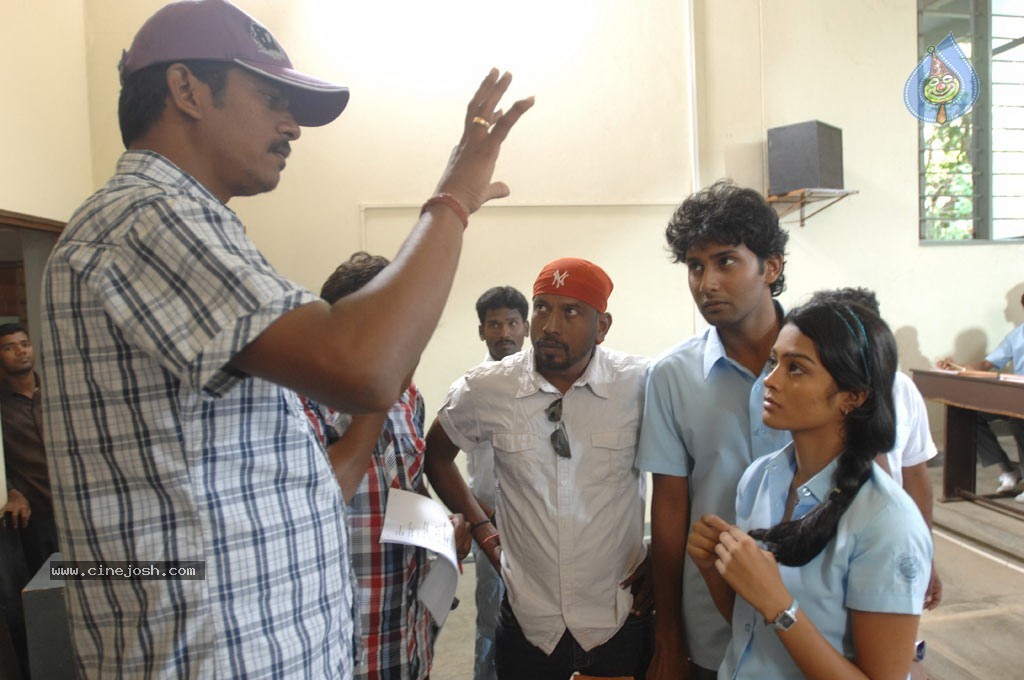 Ponmalai Pozhuthu Tamil Movie Stills - 120 / 151 photos