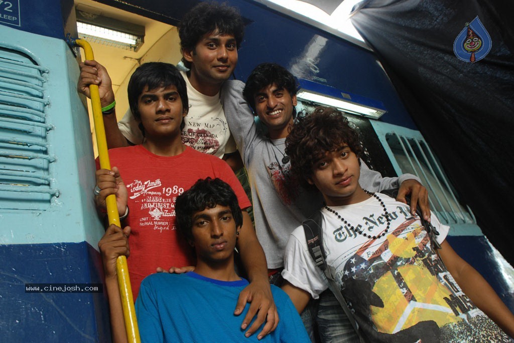 Ponmalai Pozhuthu Tamil Movie Stills - 134 / 151 photos