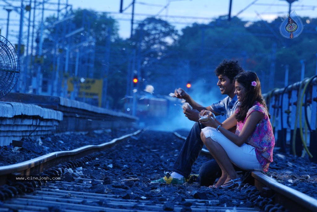 Ponmalai Pozhuthu Tamil Movie Stills - 141 / 151 photos