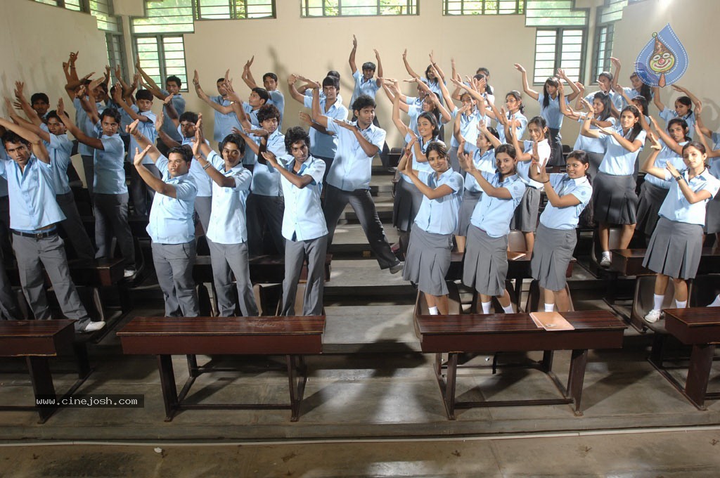 Ponmalai Pozhuthu Tamil Movie Stills - 142 / 151 photos