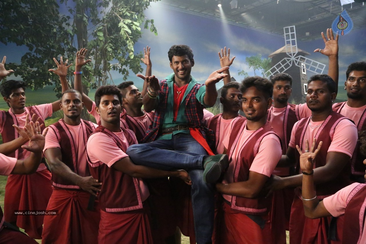 Pooja Movie Hot Stills - 20 / 28 photos