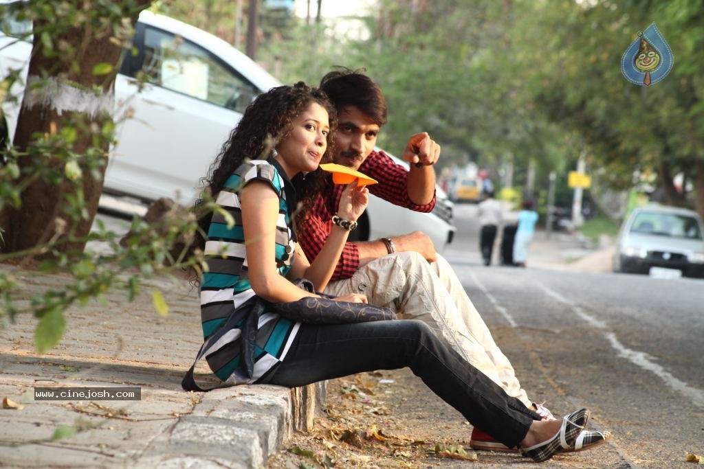Pora Pove Movie New Stills - 39 / 43 photos