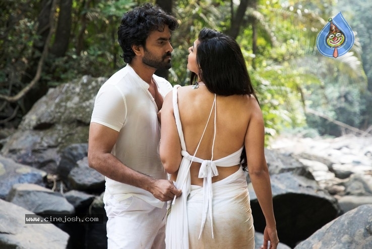 Poster Movie Stills - 8 / 12 photos