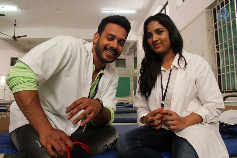 Pottu Tamil Movie Photos - 16 / 28 photos