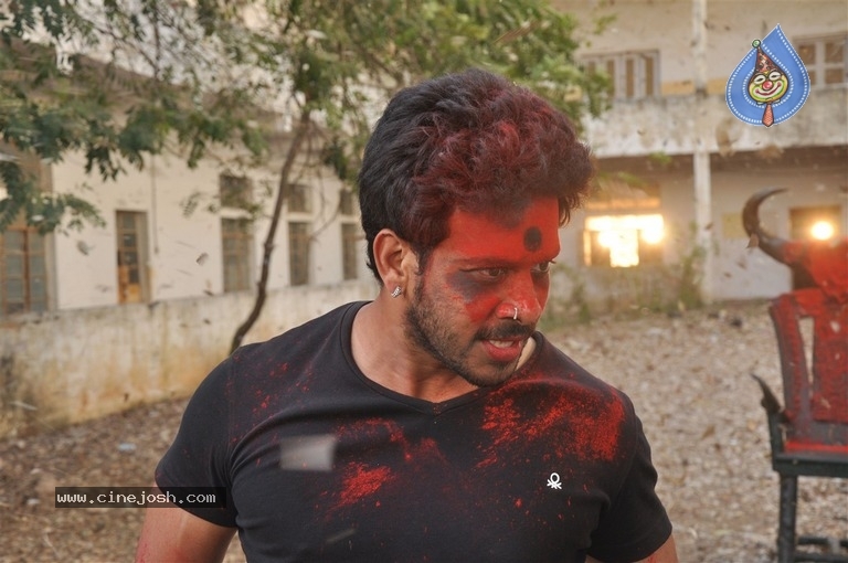 Pottu Tamil Movie Stills - 27 / 33 photos