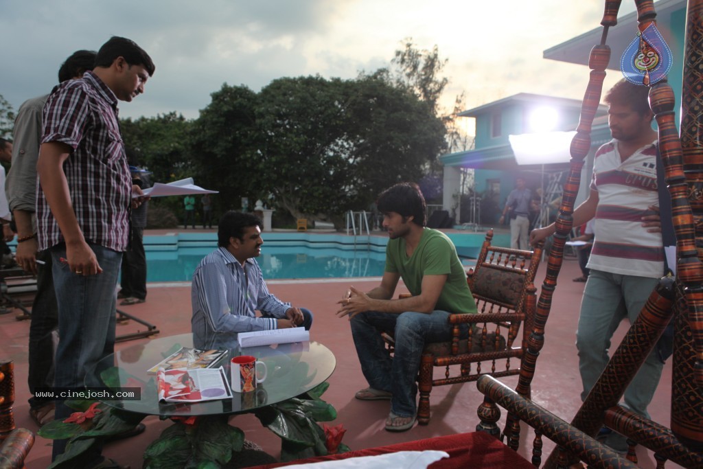 Prema Oka Maikam Stills and Walls - 28 / 41 photos