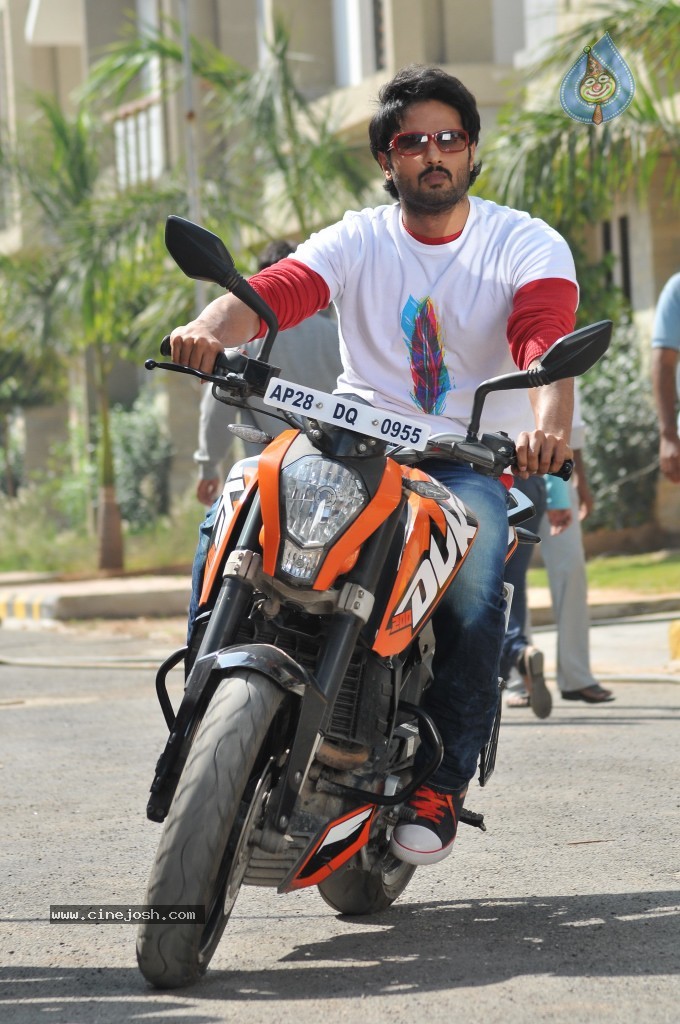 Premakatha Chitram Stills and Walls - 33 / 34 photos