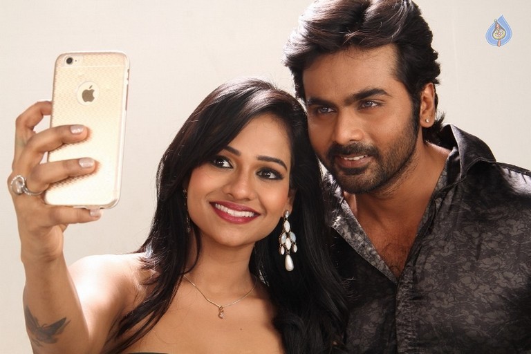Priyamudan Priya Tamil Film Photos - 3 / 48 photos
