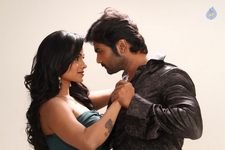 Priyamudan Priya Tamil Film Photos - 11 / 48 photos