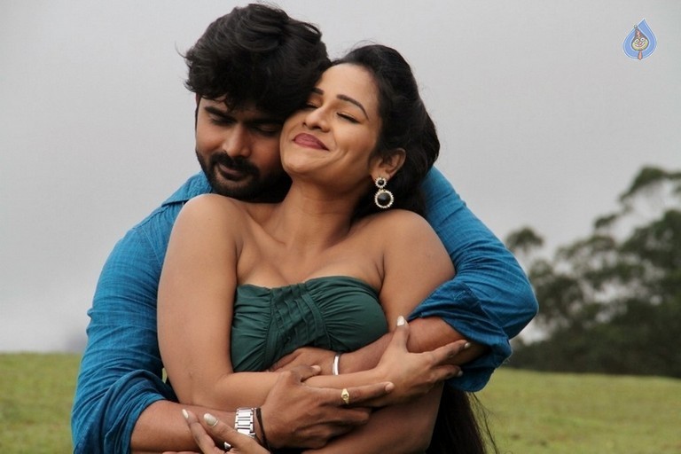 Priyamudan Priya Tamil Film Photos - 13 / 48 photos