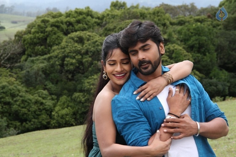Priyamudan Priya Tamil Film Photos - 16 / 48 photos