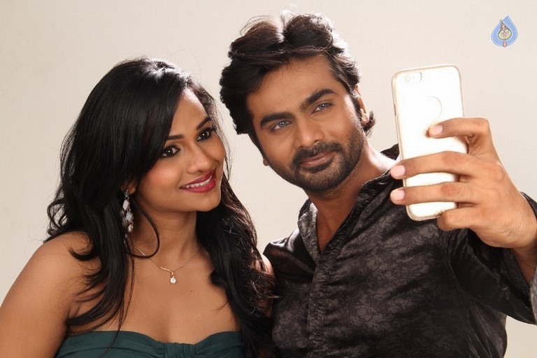 Priyamudan Priya Tamil Film Photos - 21 / 48 photos
