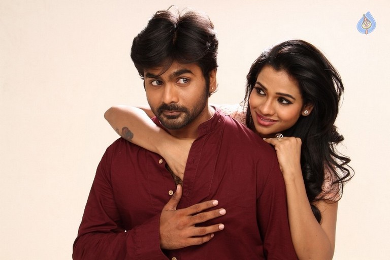 Priyamudan Priya Tamil Film Photos - 37 / 48 photos