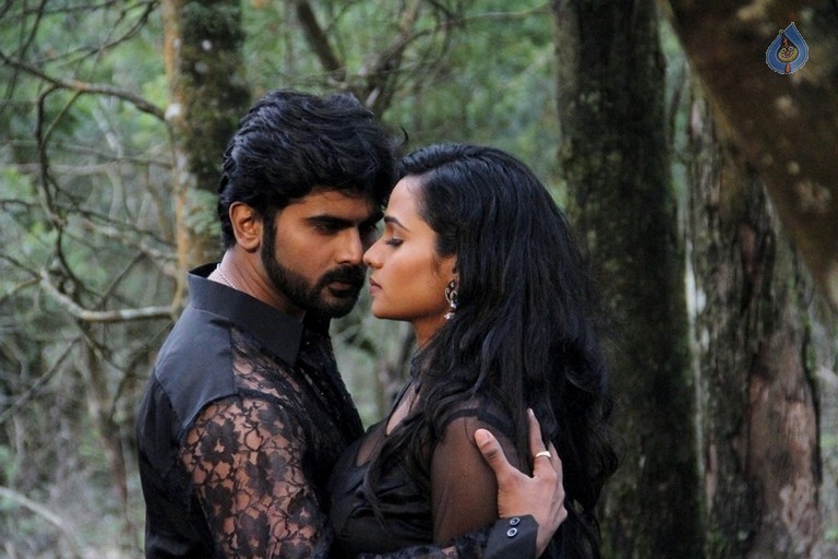 Priyamudan Priya Tamil Film Photos - 40 / 48 photos
