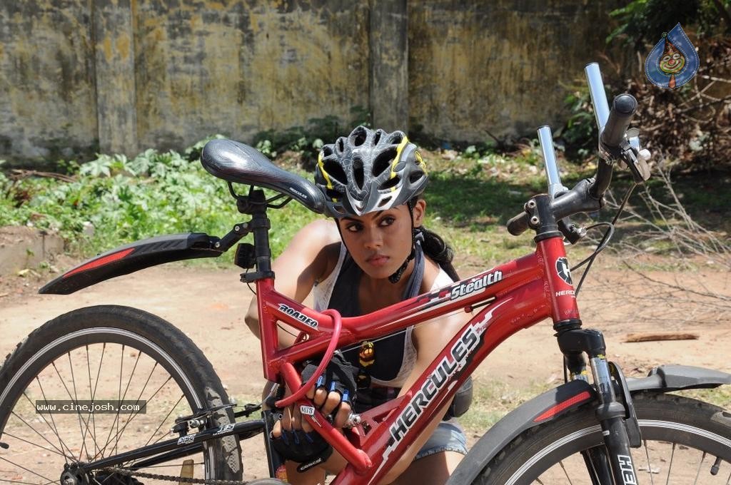 Karthika Stills in Purampokku Engira Podhuvudamai Tamil Movie  - 23 / 48 photos