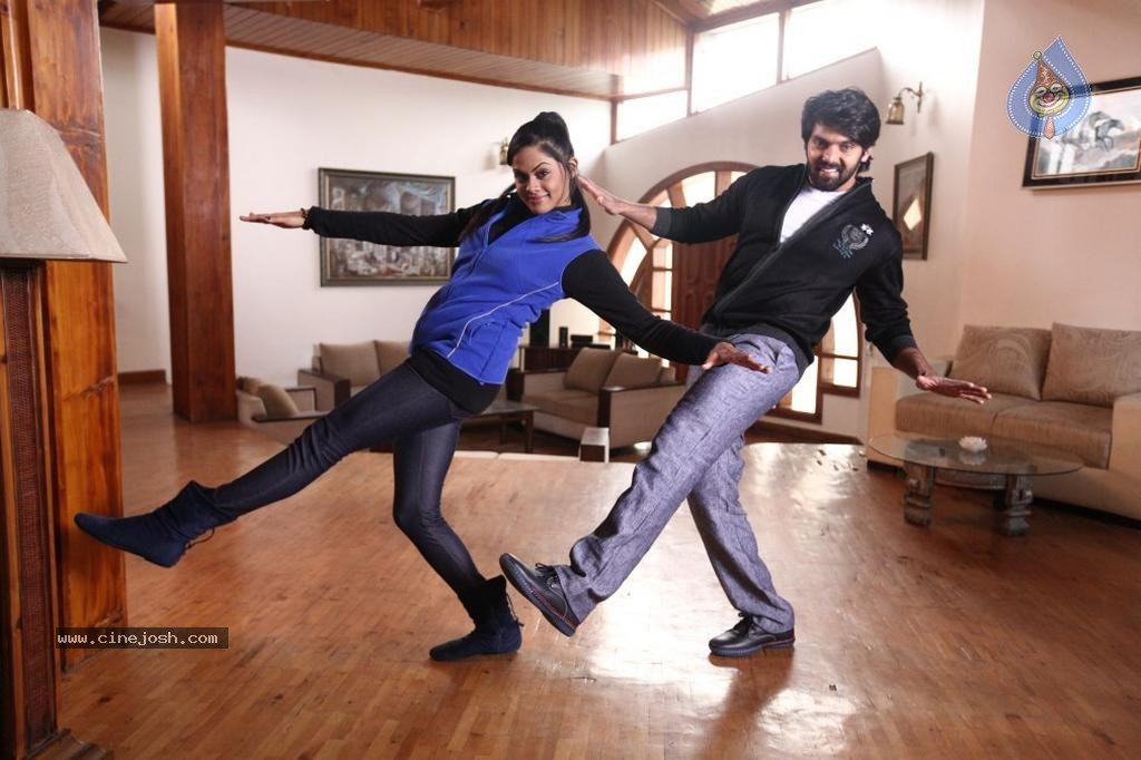 Karthika Stills in Purampokku Engira Podhuvudamai Tamil Movie  - 27 / 48 photos