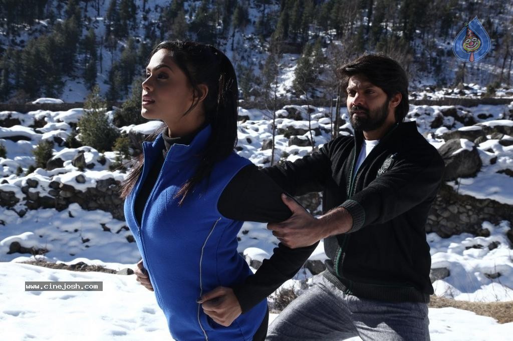 Karthika Stills in Purampokku Engira Podhuvudamai Tamil Movie  - 35 / 48 photos
