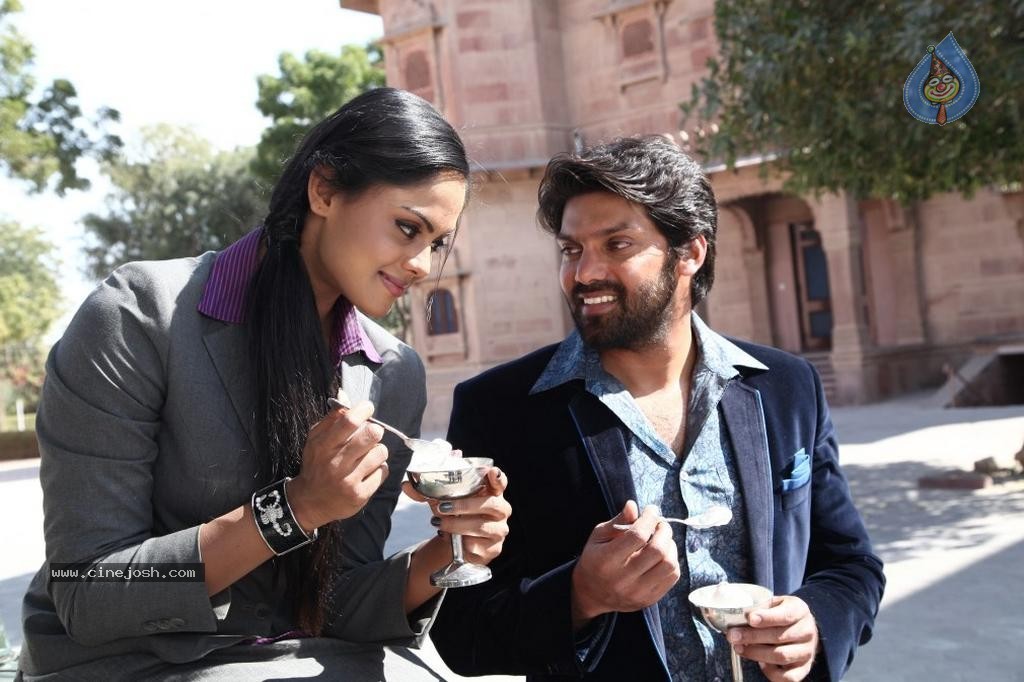 Karthika Stills in Purampokku Engira Podhuvudamai Tamil Movie  - 43 / 48 photos