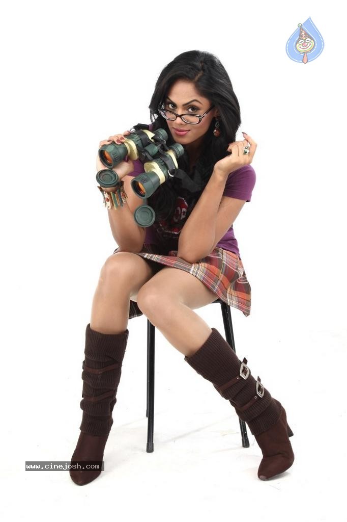 Karthika Stills in Purampokku Engira Podhuvudamai Tamil Movie  - 45 / 48 photos