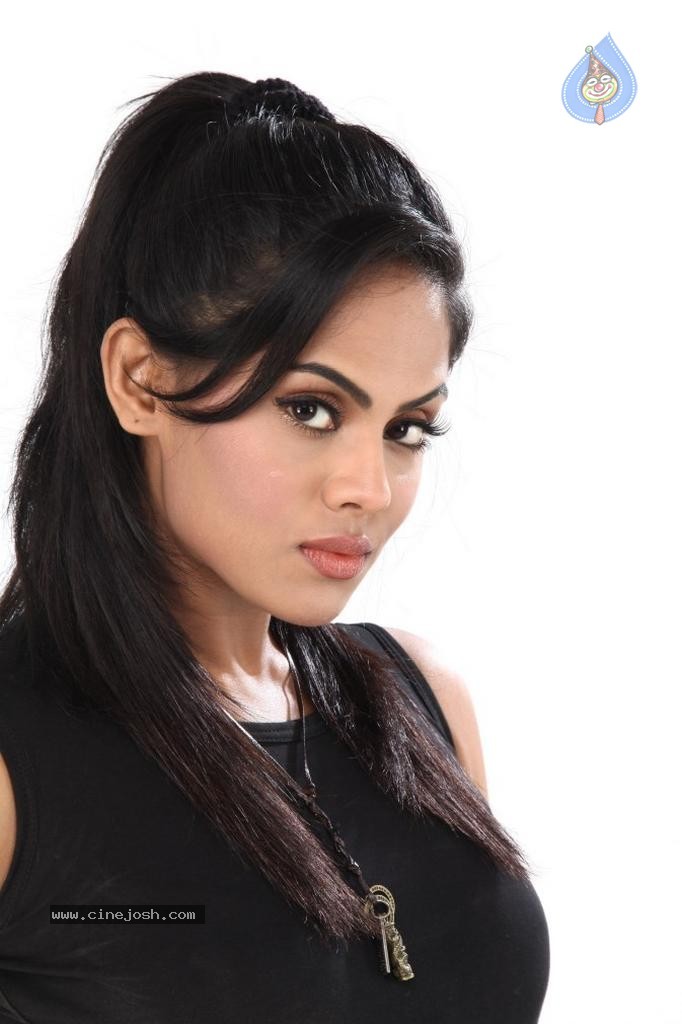 Karthika Stills in Purampokku Engira Podhuvudamai Tamil Movie  - 47 / 48 photos