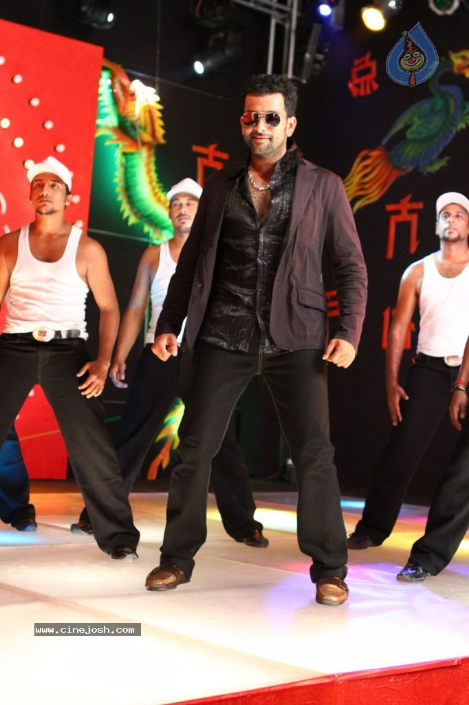 Raja Pokkiri Raja Tamil Movie Stills - 69 / 71 photos