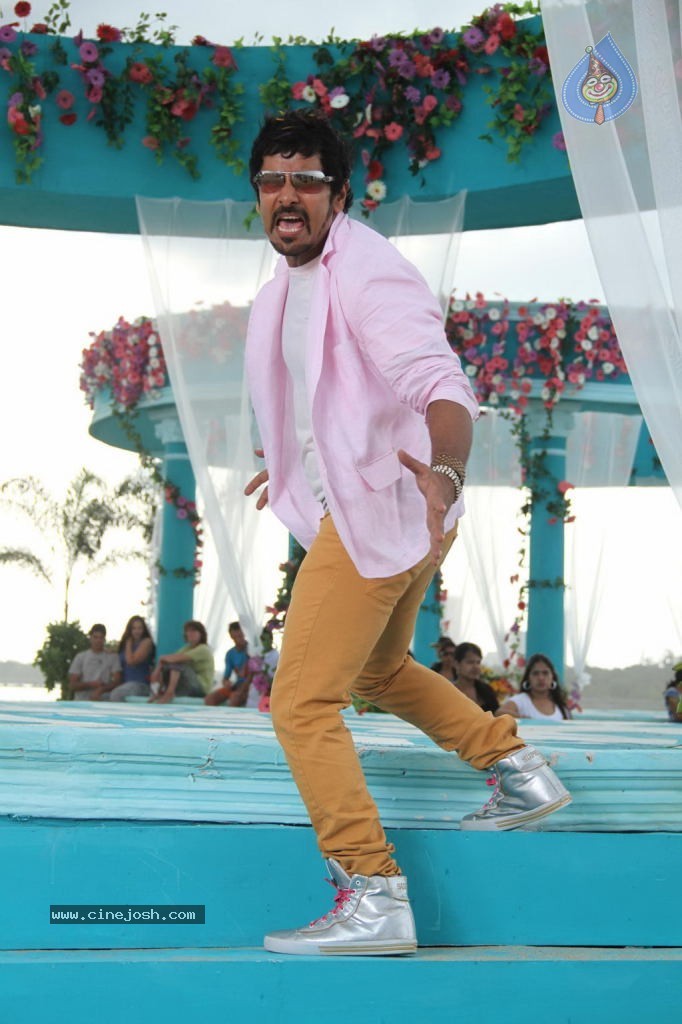 Rajapattai Tamil Movie New Stills - 3 / 20 photos