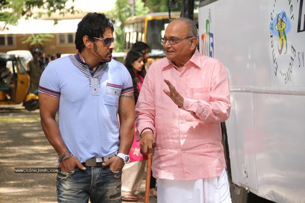 Rajapattai Tamil Movie New Stills - 7 / 20 photos