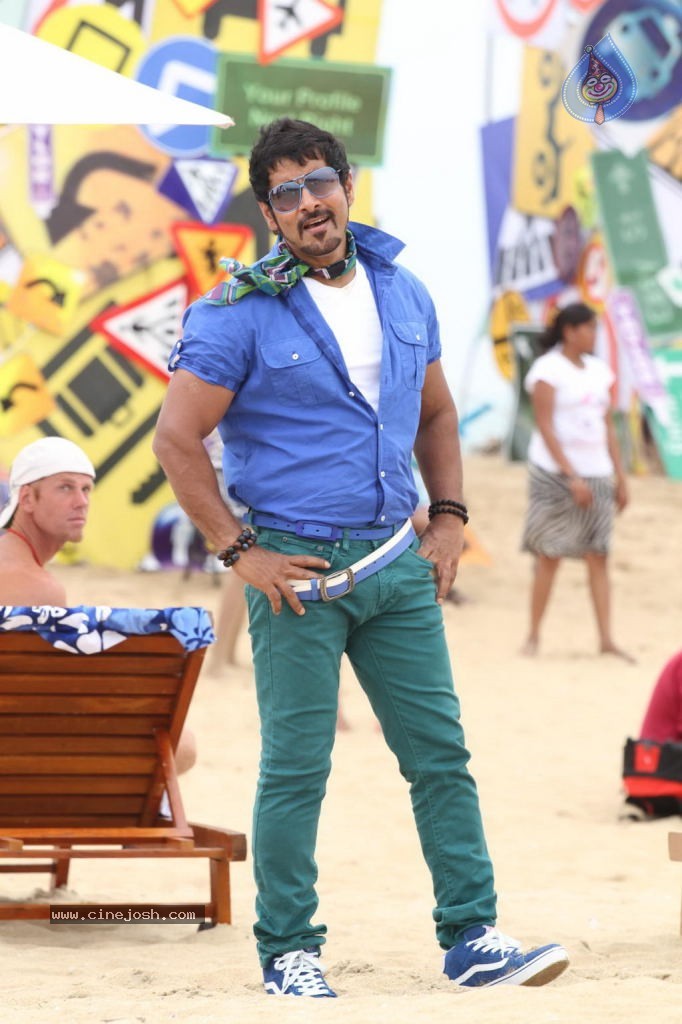 Rajapattai Tamil Movie New Stills - 8 / 20 photos