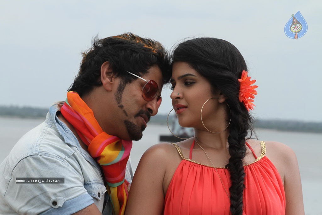 Rajapattai Tamil Movie Stills - 22 / 26 photos