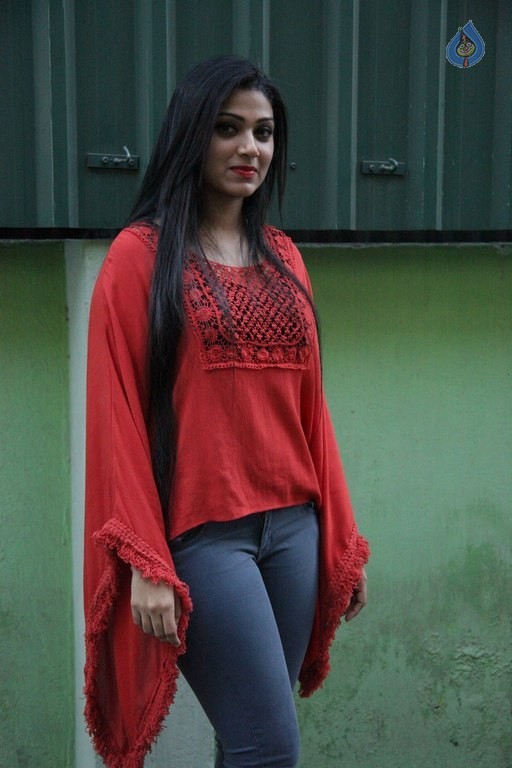 Rajavin Paarvai Raniyin Pakkam Tamil Film Photos - 18 / 35 photos