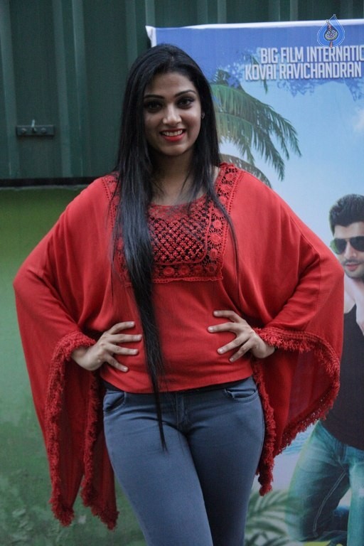 Rajavin Paarvai Raniyin Pakkam Tamil Film Photos - 28 / 35 photos