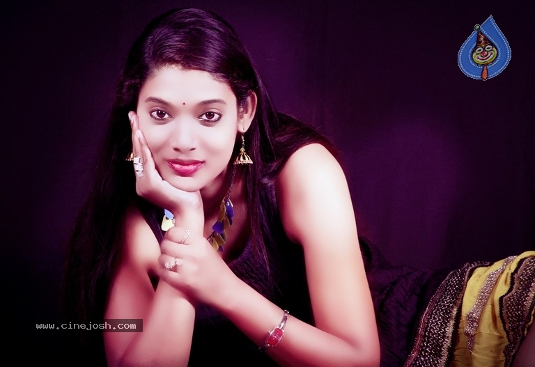 Rekha Boj Stills In Rangeela Movie - 17 / 19 photos