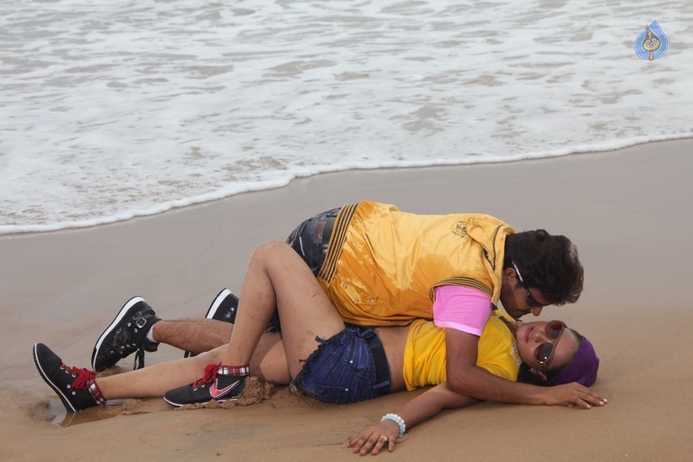 Rendaksharalu Photos and Posters - 80 / 133 photos