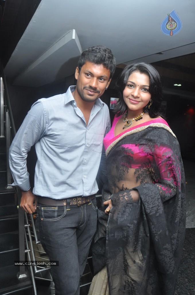 Rettai Vaalu Tamil Movie Stills - 54 / 72 photos