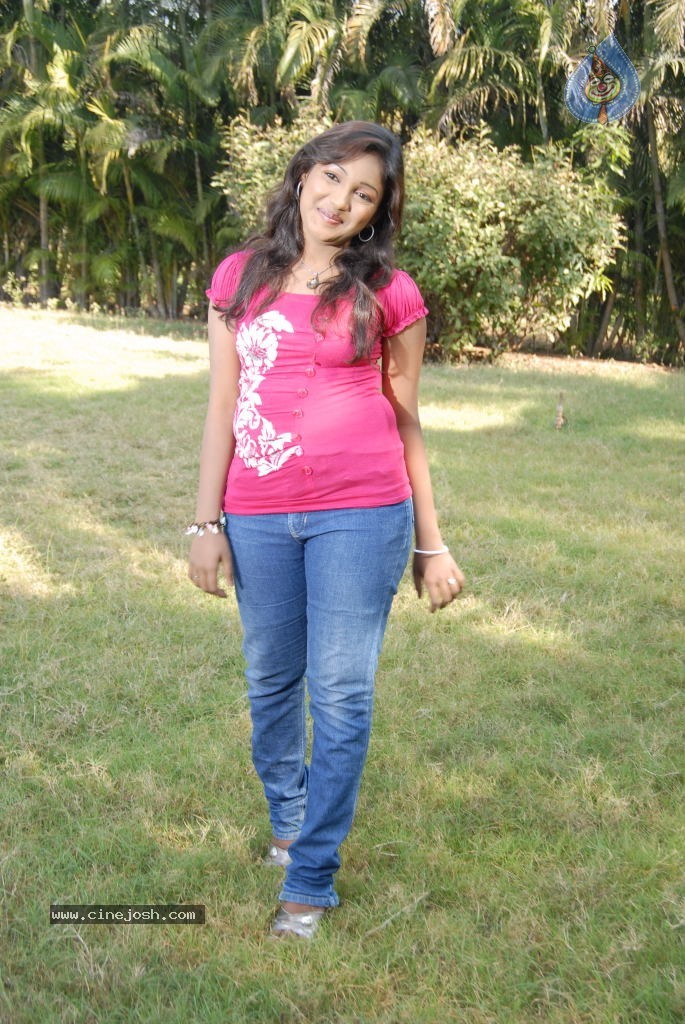 Ringa Ringa Movie Hot Stills - 22 / 28 photos