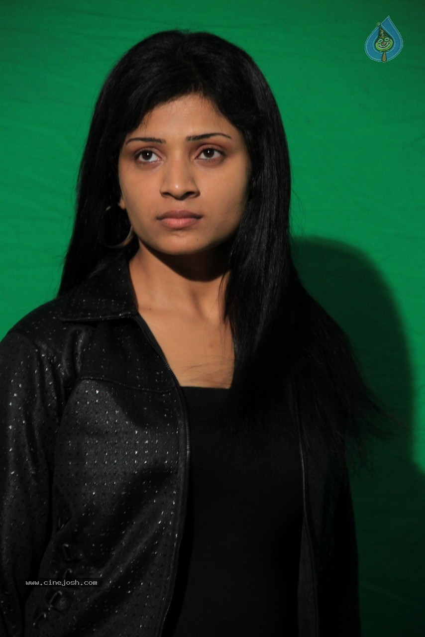 Romantic Target Movie Stills - 77 / 106 photos