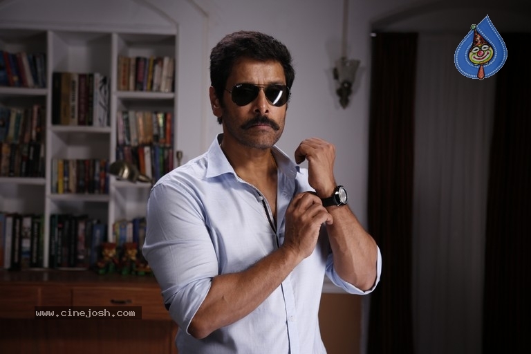 Saamy Square Movie Photos - 2 / 17 photos