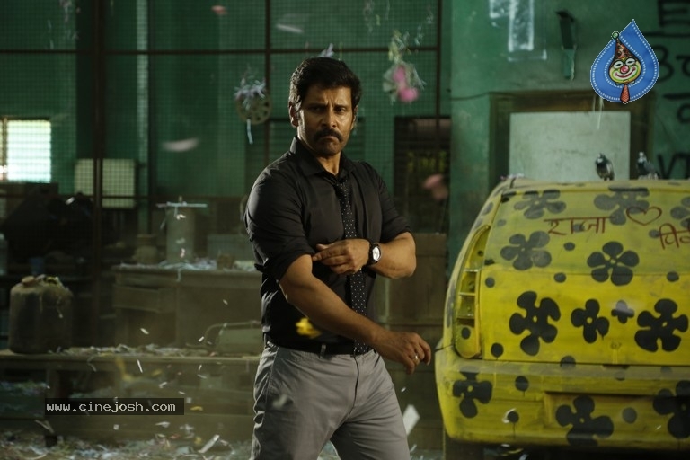 Saamy Square Movie Photos - 6 / 17 photos