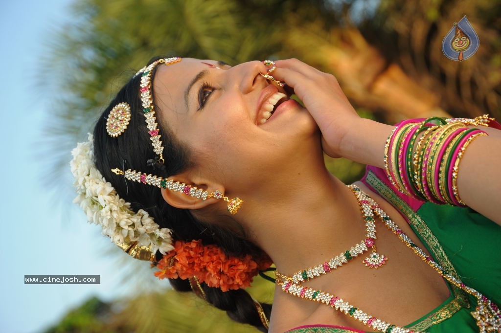 Saloni Stills in Telugu Ammayi Movie - 13 / 52 photos