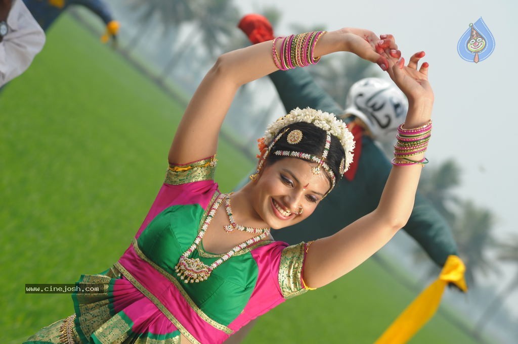 Saloni Stills in Telugu Ammayi Movie - 27 / 52 photos