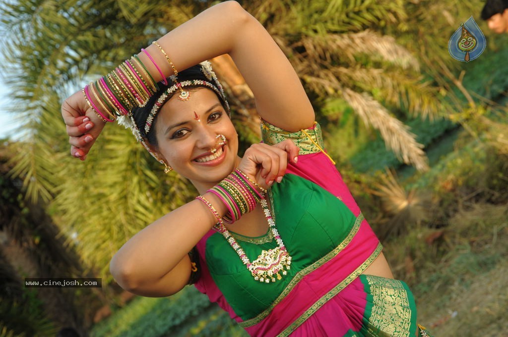 Saloni Stills in Telugu Ammayi Movie - 33 / 52 photos