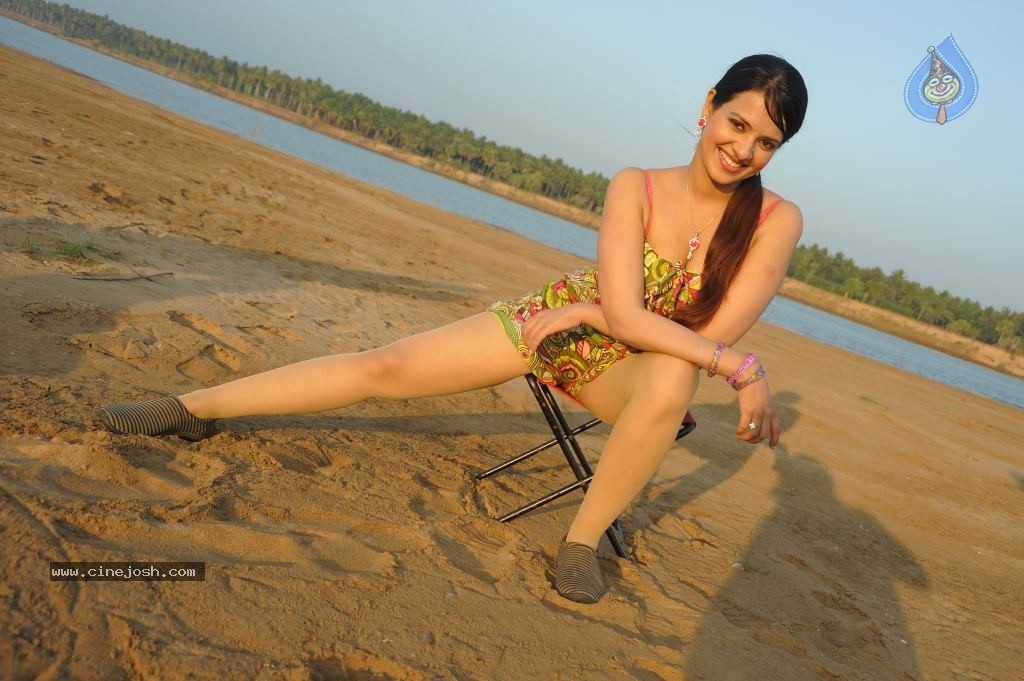 Saloni Stills in Telugu Ammayi Movie - 39 / 52 photos