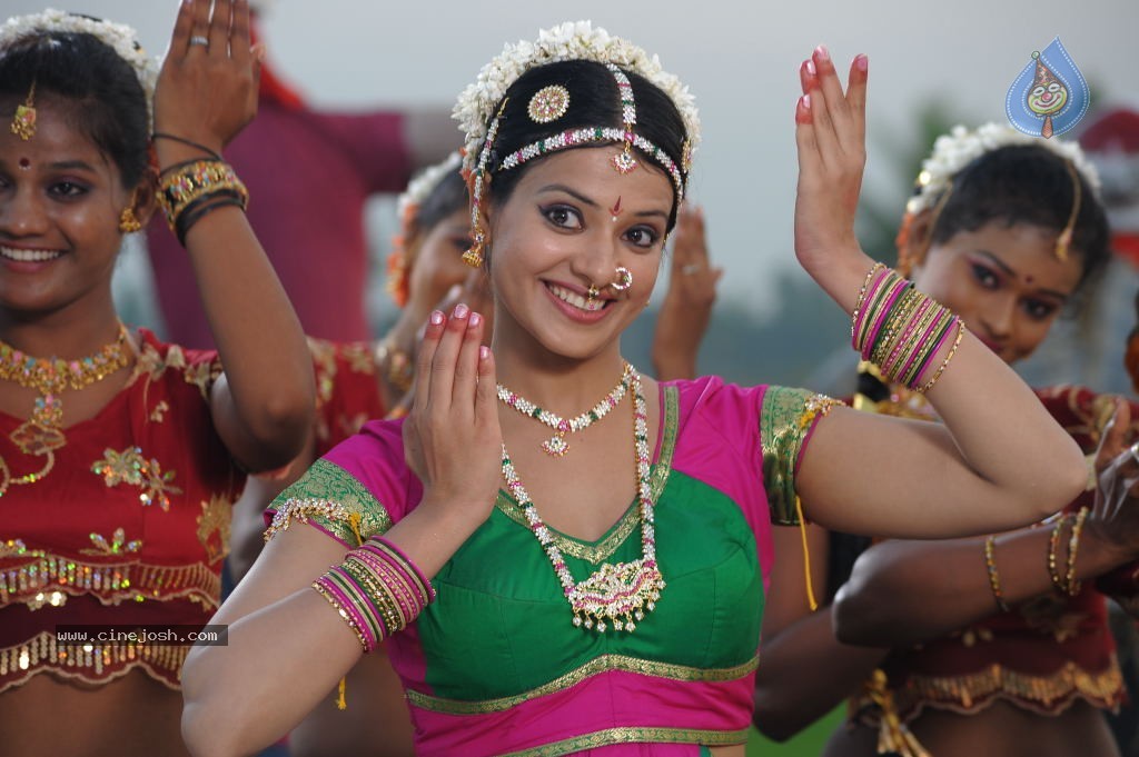 Saloni Stills in Telugu Ammayi Movie - 45 / 52 photos