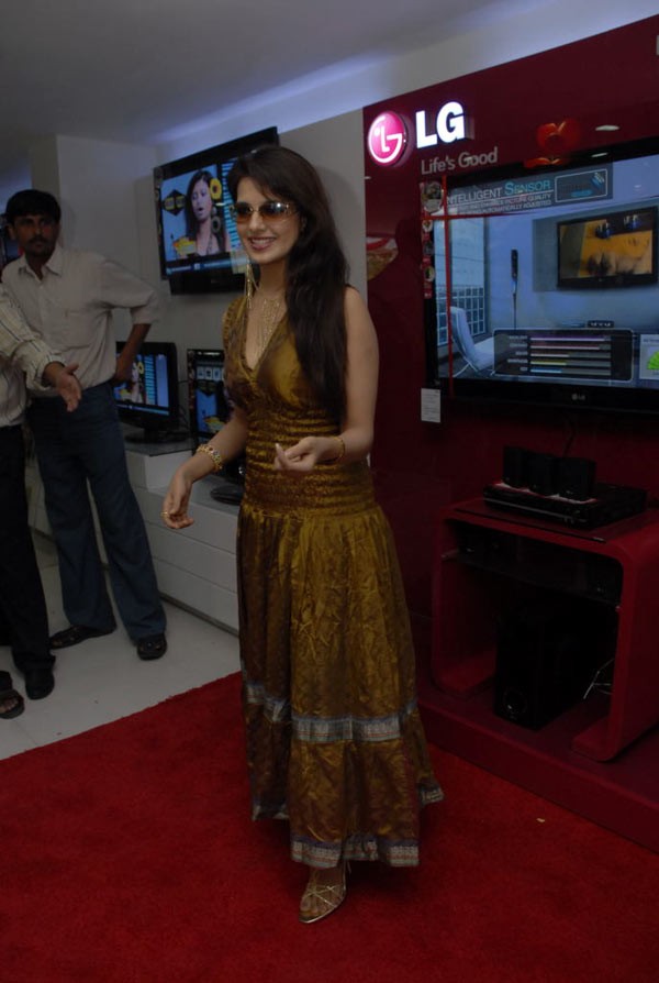 Saloni Showroom Opening - 18 / 30 photos