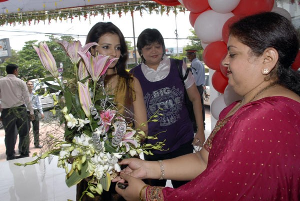 Saloni Showroom Opening - 20 / 30 photos