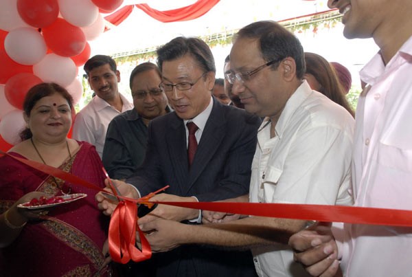 Saloni Showroom Opening - 21 / 30 photos