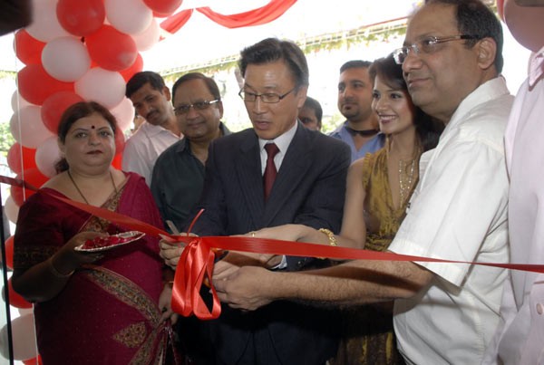 Saloni Showroom Opening - 23 / 30 photos