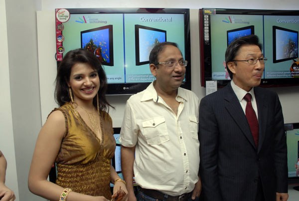Saloni Showroom Opening - 24 / 30 photos