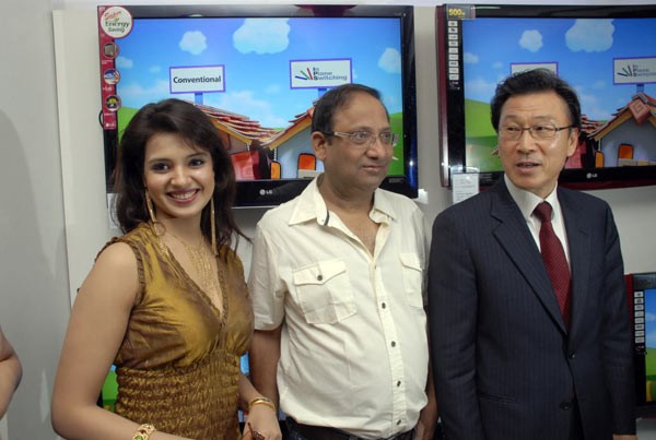 Saloni Showroom Opening - 25 / 30 photos