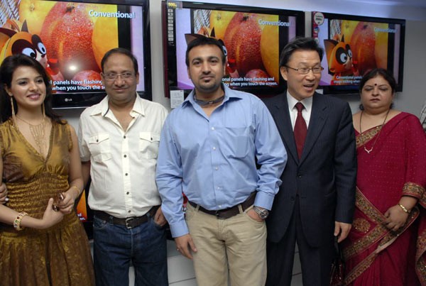 Saloni Showroom Opening - 27 / 30 photos